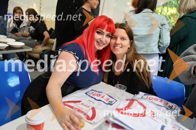  Nastja  Vodenik, članica skupine Perpetuum Jazzile, Bassless;  ... Perpetuum Jazzile navdušili na Letnem odru Ruše