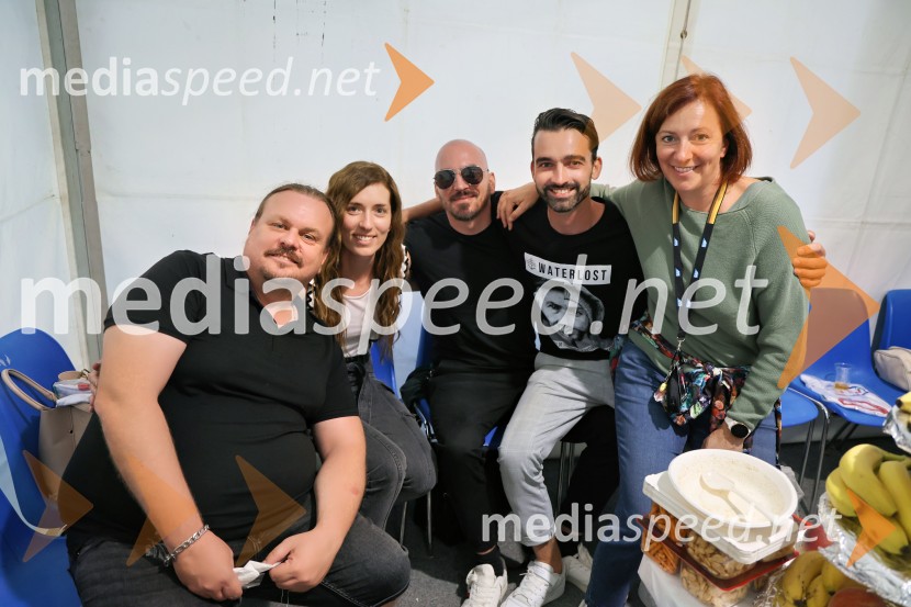  Tomaž Cör, skupina Perpetuum Jazzile;  ... ;  ... ;  Žiga Jan Krese, član skupine Perpetuum Jazzile;  ... Perpetuum Jazzile navdušili na Letnem odru Ruše