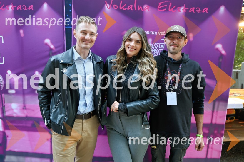  Borut Očko Maver, fotograf;  Marisa Višnić Maver, tv voditeljica, manekenka;  Mitja VogrinPerpetuum Jazzile navdušili na Letnem odru Ruše