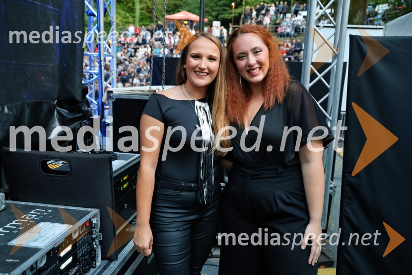  Neža Turk, skupina Perpetuum Jazzile;  ... Perpetuum Jazzile navdušili na Letnem odru Ruše