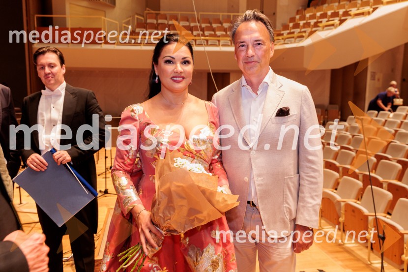 Anna Netrebko, sopranistka;  Tomislav Čizmić, predsednik poslovodstva družbe, Telemach Slovenija d.o.o.Večer Puccinijeve glasbe, Ljubljana Festival