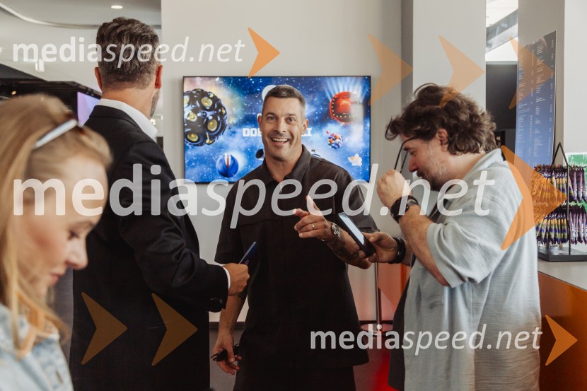  Klemen Bučan, radijski voditelj, stand-up komik, DJEkskluzivna premiera šova Poroka na prvi pogled