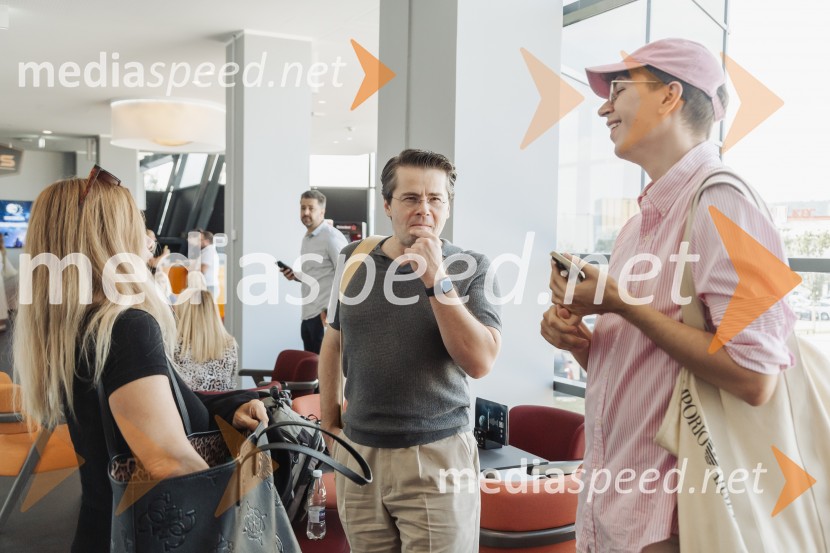  Jure Godler, televizijski voditelj;  ... Ekskluzivna premiera šova Poroka na prvi pogled