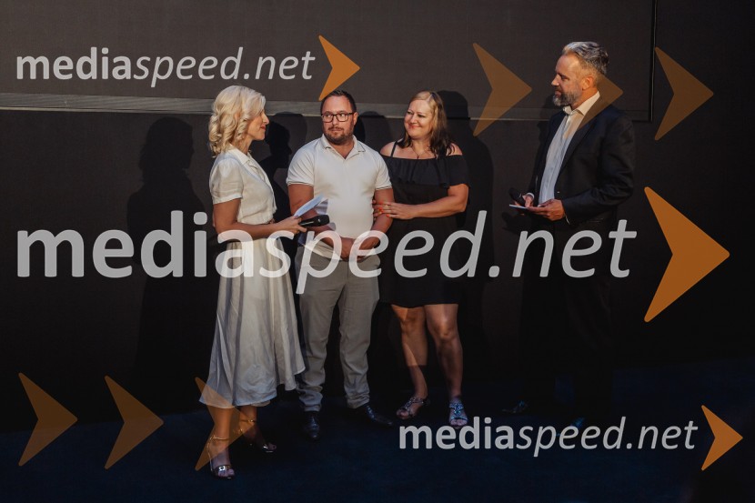  Suzana  Kozel, voditeljica, Jutro na Planetu;  Rudi Mlakar;  Marjetka Voglar;  Igor Krmelj, voditelj, Jutro na PlanetuEkskluzivna premiera šova Poroka na prvi pogled