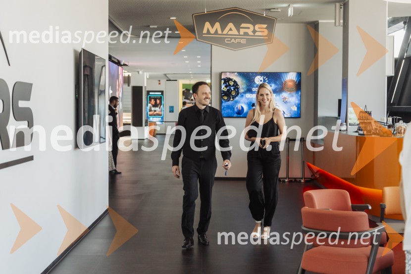  Blaž Švab, pevec, skupina Modrijani, voditelj;  Lara Medved, Planet tvEkskluzivna premiera šova Poroka na prvi pogled