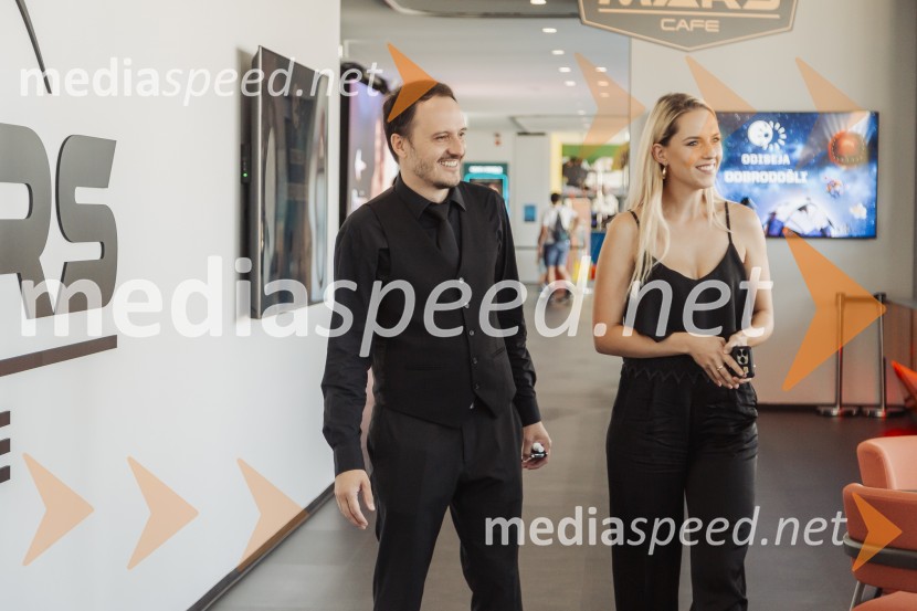  Blaž Švab, pevec, skupina Modrijani, voditelj;  Lara Medved, Planet tvEkskluzivna premiera šova Poroka na prvi pogled