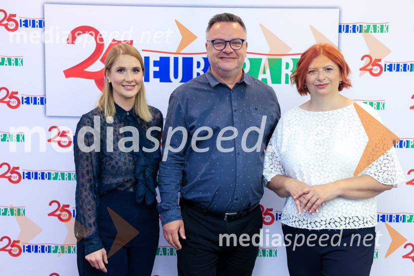  Vanja Bele Kovačič, vodja marketinga, Europark;  Sašo  Papp, moderator;  Simona Mandl, center managerka EuroparkaEuropark praznuje 25 let, novinarska konferenca