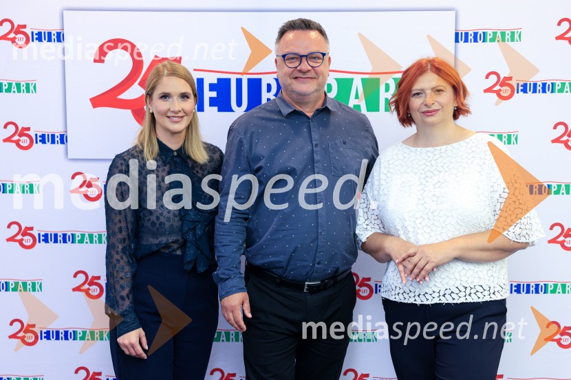  Vanja Bele Kovačič, vodja marketinga, Europark;  Sašo  Papp, moderator;  Simona Mandl, center managerka EuroparkaEuropark praznuje 25 let, novinarska konferenca