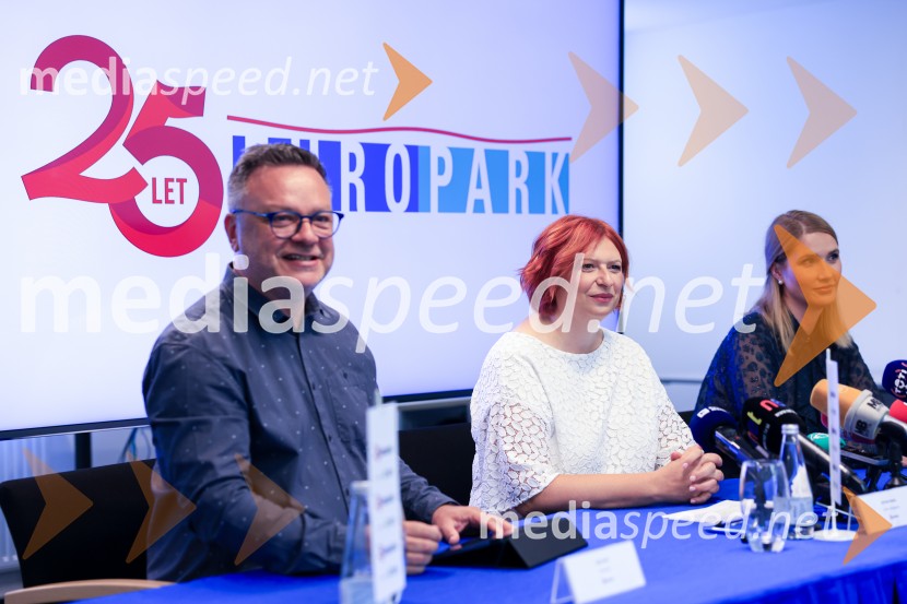  Sašo  Papp, moderator;  Simona Mandl, center managerka Europarka;  Vanja Bele Kovačič, vodja marketinga, EuroparkEuropark praznuje 25 let, novinarska konferenca