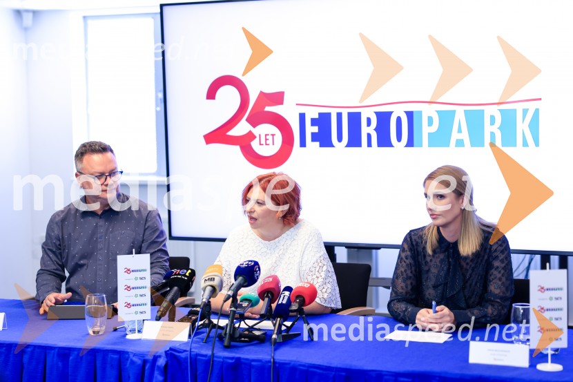  Sašo  Papp, moderator;  Simona Mandl, center managerka Europarka;  Vanja Bele Kovačič, vodja marketinga, EuroparkEuropark praznuje 25 let, novinarska konferenca