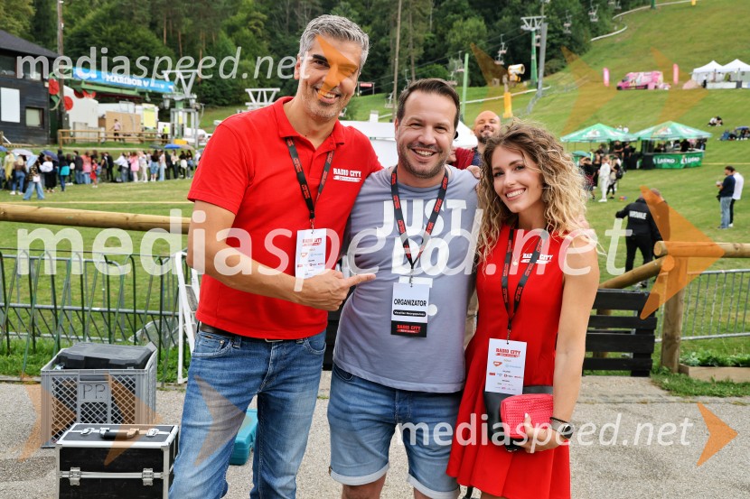  Bor Greiner, odgovorni urednik, Radio City;  Vasilis Georgopulos, vodja Radio City;  Natalija Veronik, moderatorka, Radio CityRadio City 30 let z velikim koncertom pod Pohorjem