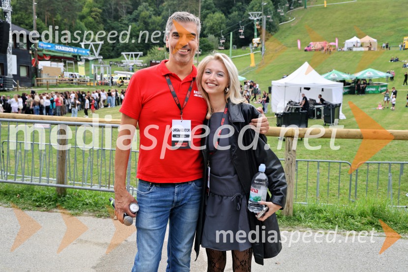  Bor Greiner, odgovorni urednik, Radio City;  Eva Černe, pevkaRadio City 30 let z velikim koncertom pod Pohorjem