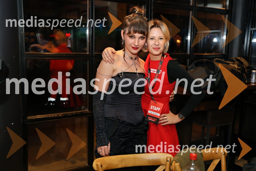 Katarina Samobor, vokal, skupina Tabu;  Katja Gregorec, moderatorka Radio MariborRadio City 30 let z velikim koncertom pod Pohorjem