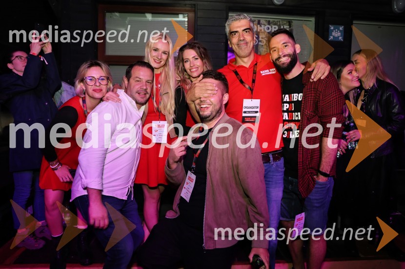  Katja Gregorec, moderatorka Radio Maribor;  Vasilis Georgopulos, vodja Radio City;  ... ;  Natalija Veronik, moderatorka, Radio City;  Bor Greiner, odgovorni urednik, Radio City;  Tadej Gerečnik, moderator Radio CityRadio City 30 let z velikim koncertom pod Pohorjem