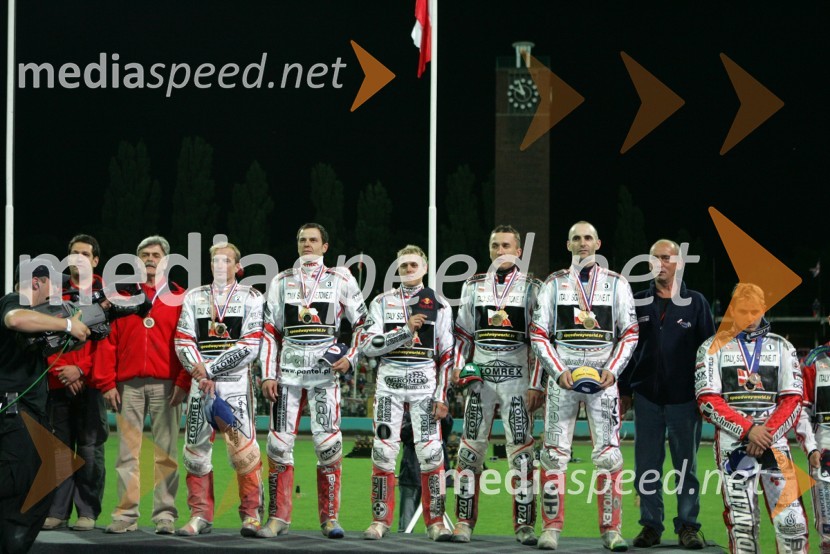 ..., ..., poljska ekipa: Rune Holta, Piotr Protasiewicz, Jawoslaw Hampel, Grzegorz Walasek, Tomasz Gollob in ...SPEEDWAY, Ekipno svetovno prvenstvo 2005