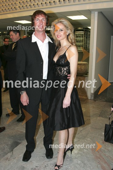  Jani Klemenčič, nekdanji veslač;  Minka Alagič, Miss Universe Slovenije 2001Kdo vse je nosil lento Miss Universe?