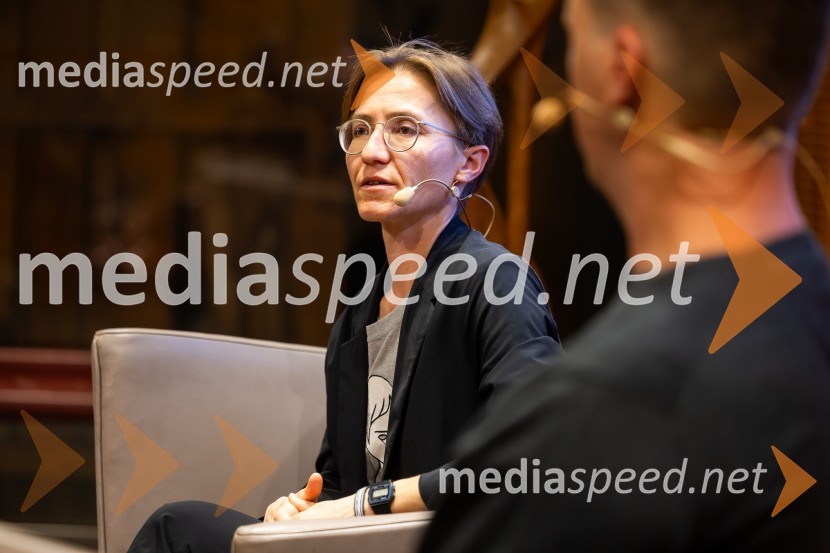  Mojca Pišek, novinarkaIskrivo v živo: Mojca Pišek v pogovoru z Aljažem Vrabcem