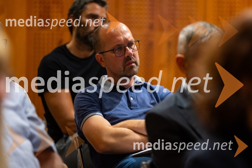 Iskrivo v živo: Mojca Pišek v pogovoru z Aljažem Vrabcem