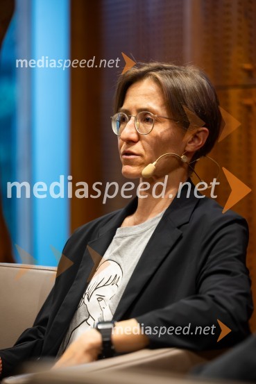  Mojca Pišek, novinarkaIskrivo v živo: Mojca Pišek v pogovoru z Aljažem Vrabcem