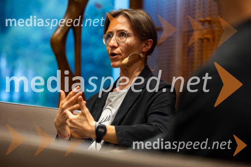  Mojca Pišek, novinarkaIskrivo v živo: Mojca Pišek v pogovoru z Aljažem Vrabcem