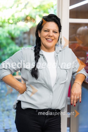 Iskrivo v živo: Mojca Pišek v pogovoru z Aljažem Vrabcem