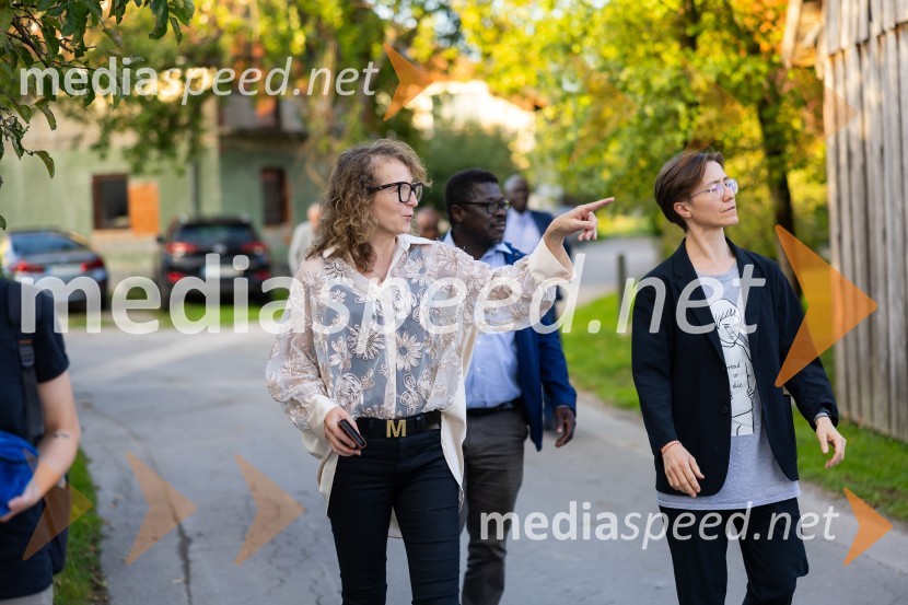  Polona Lovšin, vodja komunikacij, Riko d.o.o.;  Mojca Pišek, novinarkaIskrivo v živo: Mojca Pišek v pogovoru z Aljažem Vrabcem
