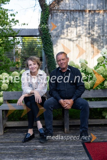 Polona Lovšin, vodja komunikacij, Riko d.o.o.;  ... Iskrivo v živo: Mojca Pišek v pogovoru z Aljažem Vrabcem