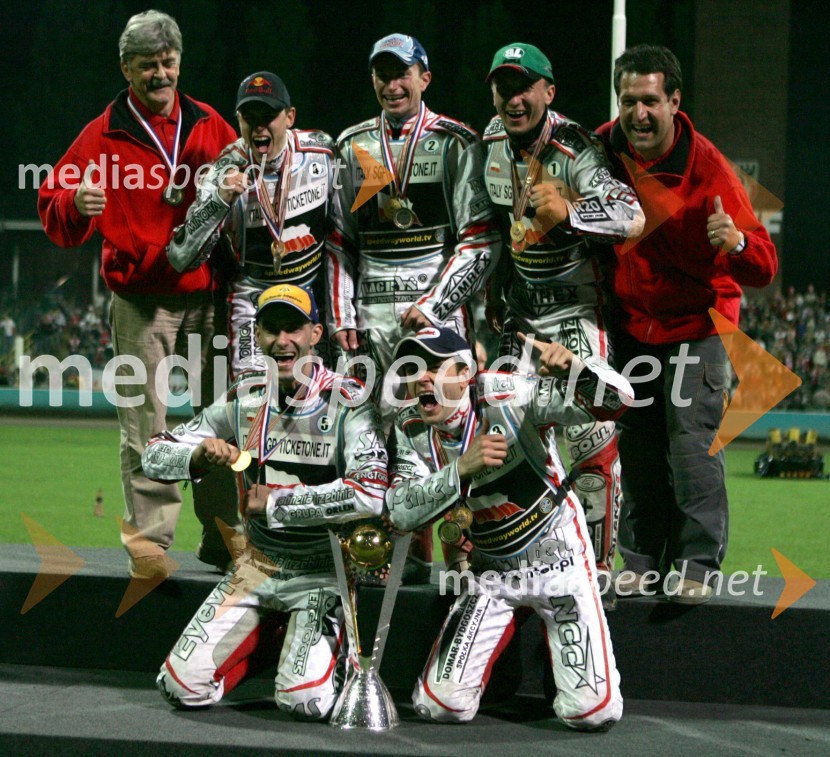 Poljska ekipa: spodaj - Tomasz Gollob, Piotr Protasiewicz, zgoraj - Jaroslaw Hampel, Rune Holta, Grzegorz Walasek in trenerjaSPEEDWAY, Ekipno svetovno prvenstvo 2005