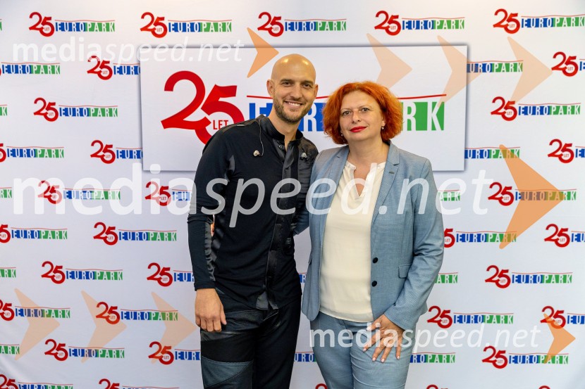  Marko Škugor, glasbenik;  Simona Mandl, center managerka EuroparkaMarko Škugor na praznovanju 25-letnice Europarka