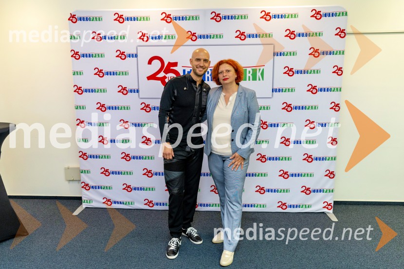  Marko Škugor, glasbenik;  Simona Mandl, center managerka EuroparkaMarko Škugor na praznovanju 25-letnice Europarka
