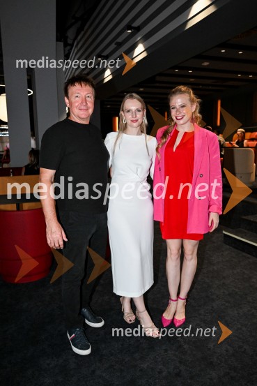  ... ;  ... ;  Zala Smolnikar, pevka- ZALIMiss Universe Slovenije 2025 je Hana Klaut