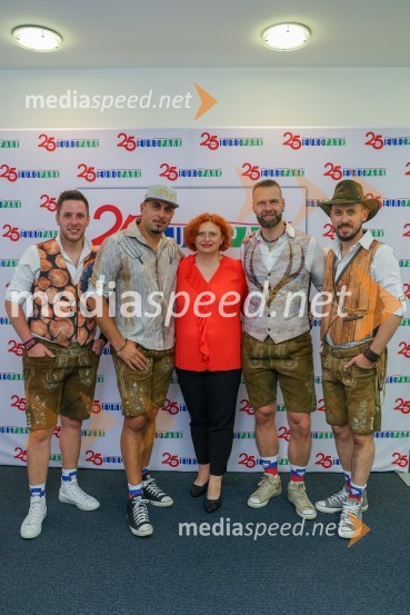  Domen Kovač, skupina Fehtarji;  Blaž Jenkole, skupina Fehtarji;  Simona Mandl, center managerka Europarka;  Samo Kališnik, skupina Fehtarji;  Matic Plevel, skupina FehtarjiFehtarji navdušili obiskovalce na 25. rojstnem dnevu Europarka