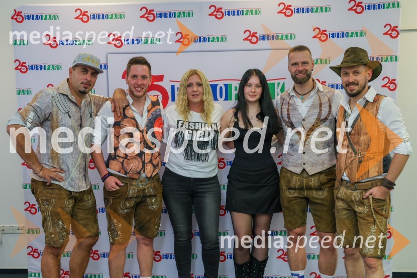  Blaž Jenkole, skupina Fehtarji;  Domen Kovač, skupina Fehtarji;  ... ;  ... ;  Samo Kališnik, skupina Fehtarji;  Matic Plevel, skupina FehtarjiFehtarji navdušili obiskovalce na 25. rojstnem dnevu Europarka