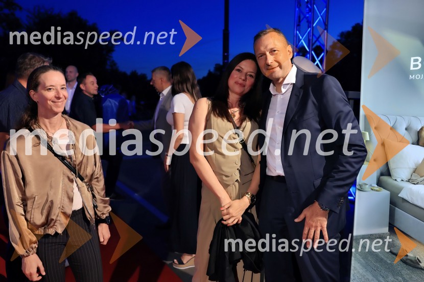  Aleksandra Prelesnik, fotografinja;  Emil Marinšek, direktor, podjetje MaremicoSlavnostna otvoritev novega Spalnega centra Maremico v Ljubljani