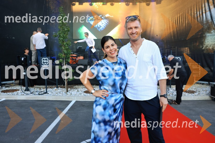  Ana Maria Mitić, stand up komičarka;  Denis Avdić, voditeljSlavnostna otvoritev novega Spalnega centra Maremico v Ljubljani