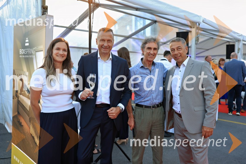  Monika Adrinek, izvršna direktorica Maremico d.o.o.;  Emil Marinšek, direktor, podjetje Maremico;  ... ;  Valentin Marinšek, Maremico d.o.o.Slavnostna otvoritev novega Spalnega centra Maremico v Ljubljani