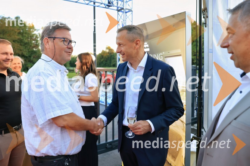  Roman Zupančič, MZG mizarstvo;  Emil Marinšek, direktor, podjetje MaremicoSlavnostna otvoritev novega Spalnega centra Maremico v Ljubljani