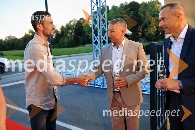  Jakov Fak, biatlonec;  Valentin Marinšek, Maremico d.o.o.;  Emil Marinšek, direktor, podjetje MaremicoSlavnostna otvoritev novega Spalnega centra Maremico v Ljubljani