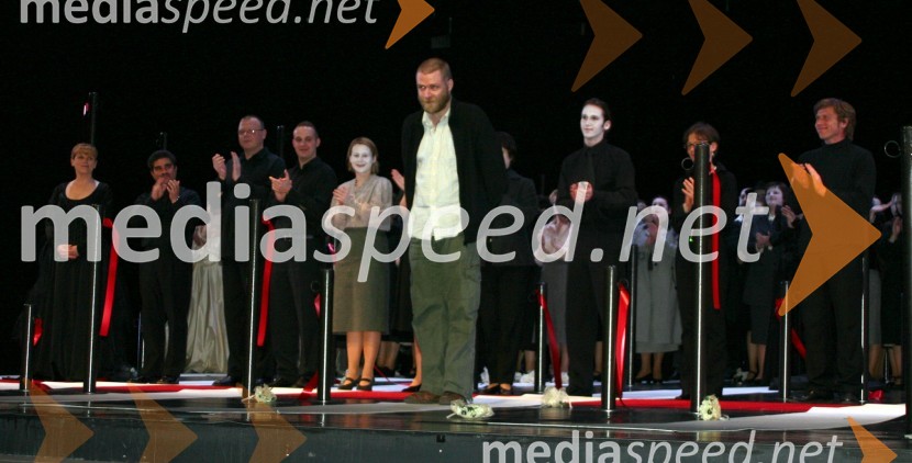 Nastopajoči na odru, v ospredju Jernej Lorenci, režiserIz veka vekov, premiera opere SNG Maribor