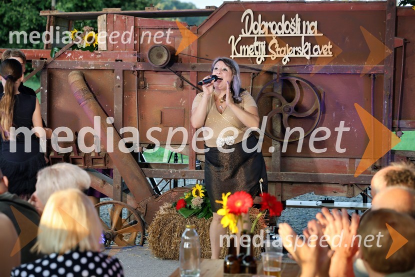  Ana Dušica, pevkaVečer slovenske glasbe na kmetiji Štajerski cvet