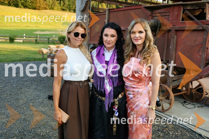  Vesna Kodrič, direktorica PureGlamur in organizatorica dogodkov - Kmetija Štajerski cvet;  Suzana Mally, pevka in voditeljica;  Amanda Lipuš, pevkaVečer slovenske glasbe na kmetiji Štajerski cvet