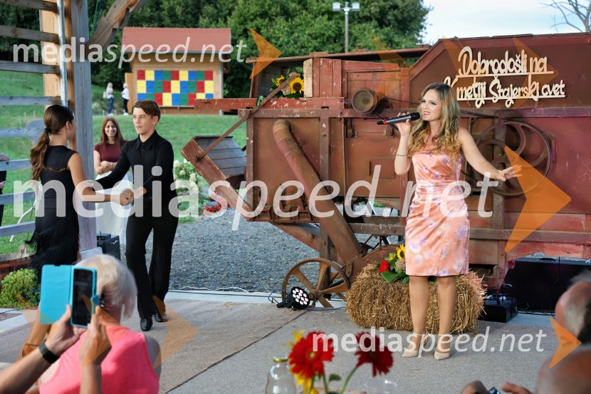  Amanda Lipuš, pevkaVečer slovenske glasbe na kmetiji Štajerski cvet