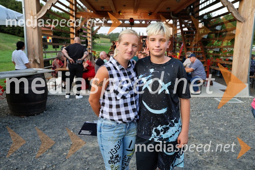  Ines Polanec, koordinatorka;  Marcel PolanecVečer slovenske glasbe na kmetiji Štajerski cvet