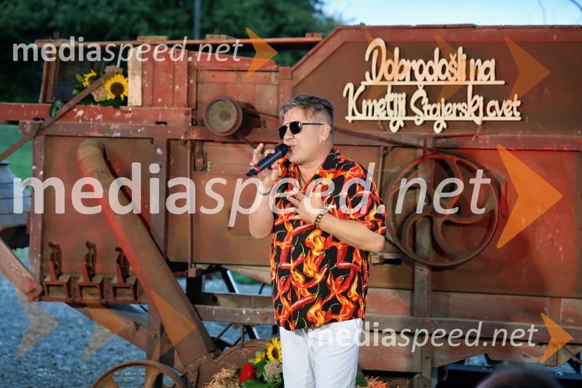  Zoran Cilenšek, pevecVečer slovenske glasbe na kmetiji Štajerski cvet