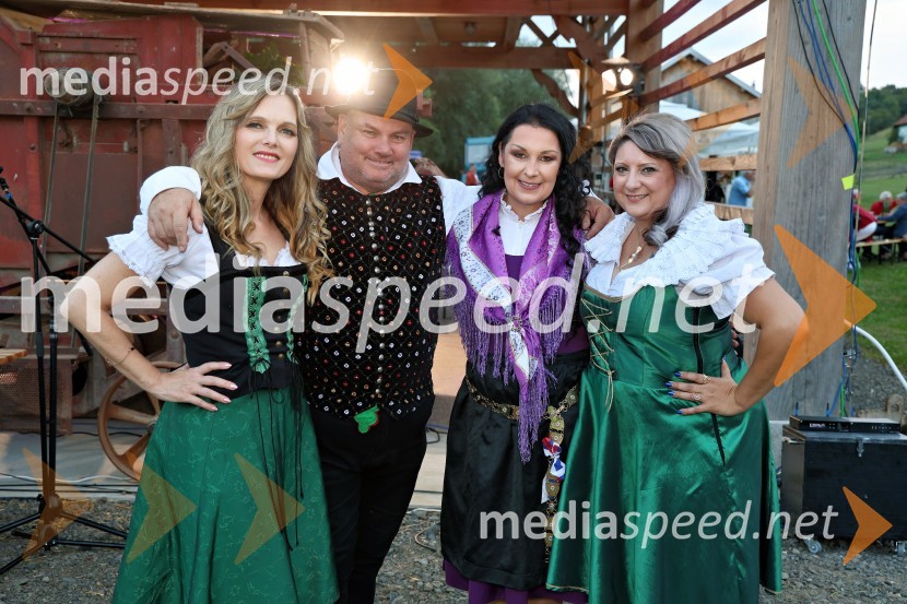  Amanda Lipuš, pevka;  Mitja Grmovšek, glasbenik;  Suzana Mally, pevka in voditeljica;  Ana Dušica, pevkaVečer slovenske glasbe na kmetiji Štajerski cvet