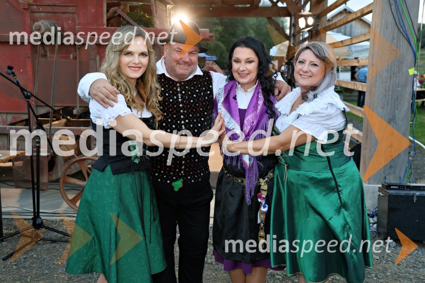  Amanda Lipuš, pevka;  ... ;  ... ;  Ana Dušica, pevkaVečer slovenske glasbe na kmetiji Štajerski cvet