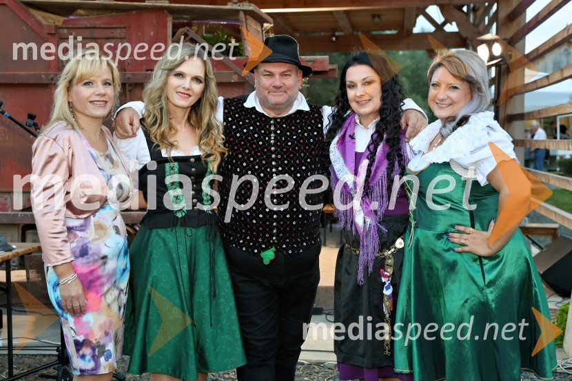  Klaudija Felicijan, pevka;  Amanda Lipuš, pevka;  Mitja Grmovšek, glasbenik;  Suzana Mally, pevka in voditeljica;  Ana Dušica, pevkaVečer slovenske glasbe na kmetiji Štajerski cvet