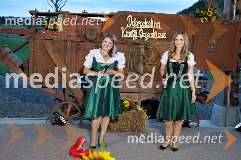  Ana Dušica, pevka;  Amanda Lipuš, pevkaVečer slovenske glasbe na kmetiji Štajerski cvet