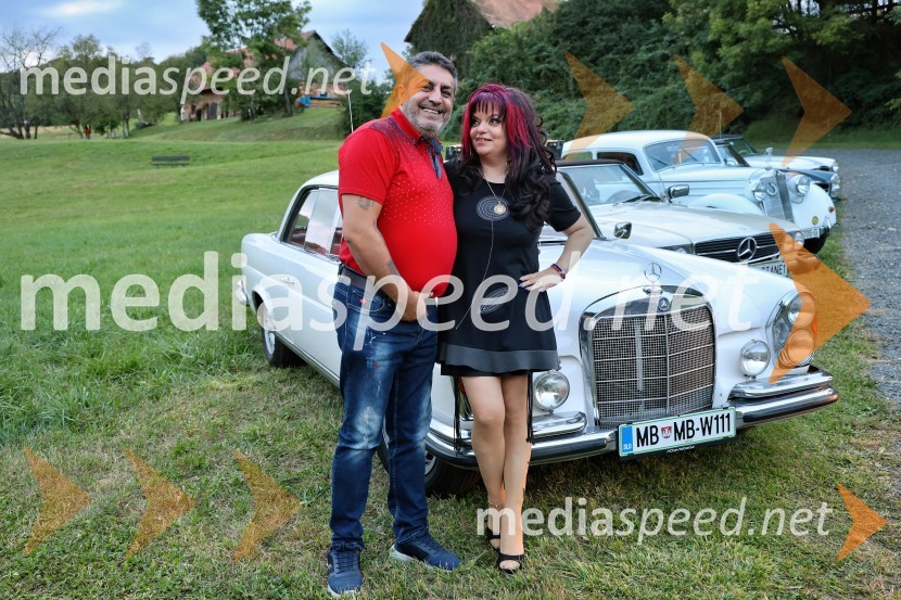  Saša Kostić, pevec;  Nataša Adamič, pevkaVečer slovenske glasbe na kmetiji Štajerski cvet