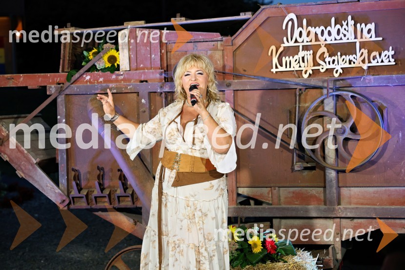  Mili Korpar, pevkaVečer slovenske glasbe na kmetiji Štajerski cvet